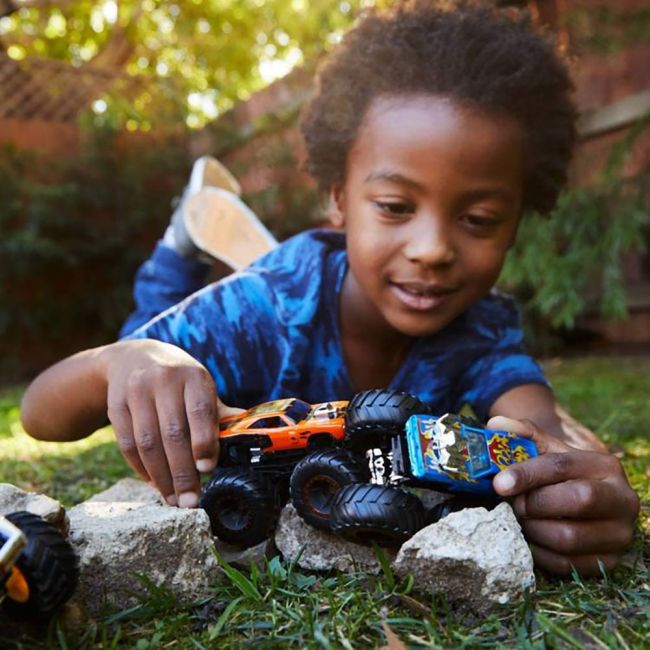 Set Hot Wheels by Mattel Monster Trucks Raijyu vs Kovmorj