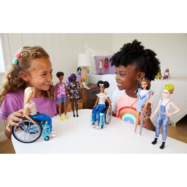 Papusa Barbie by Mattel Fashionistas papusa in scaun cu rotile si rampa